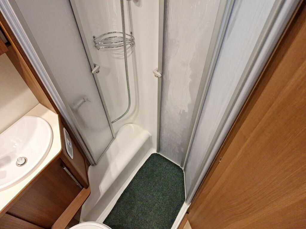 LMC T 638 G 2017 Valkoinen