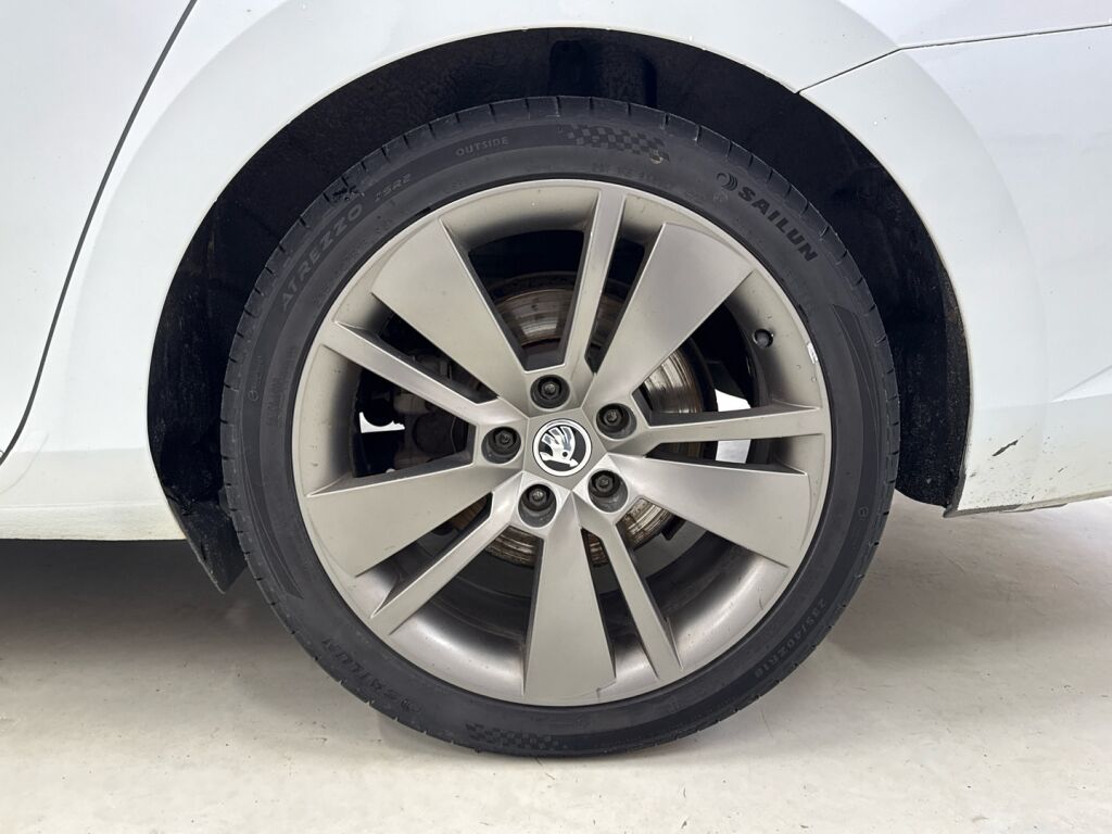 Skoda Superb 2018 Valkoinen