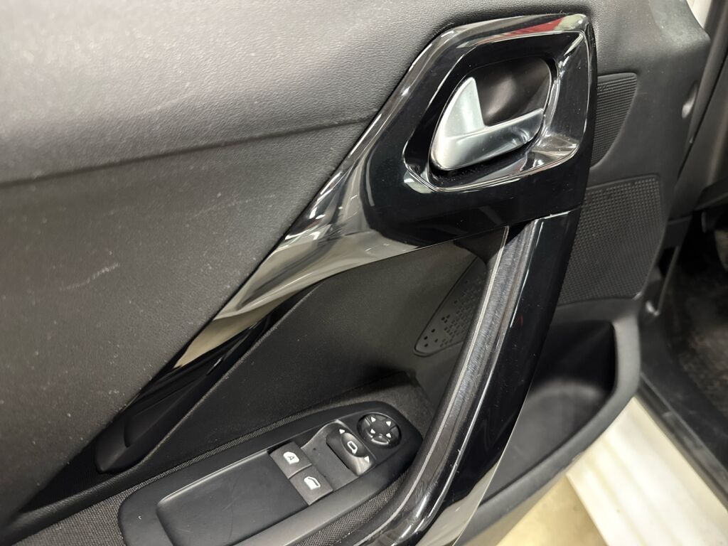 Peugeot 208 2018 Valkoinen