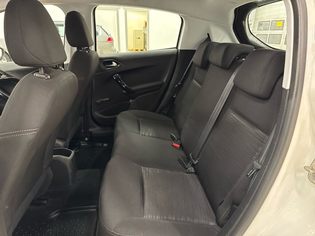 Peugeot 208 2018 Valkoinen