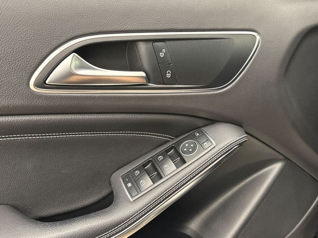 Mercedes-Benz A 2017 Musta