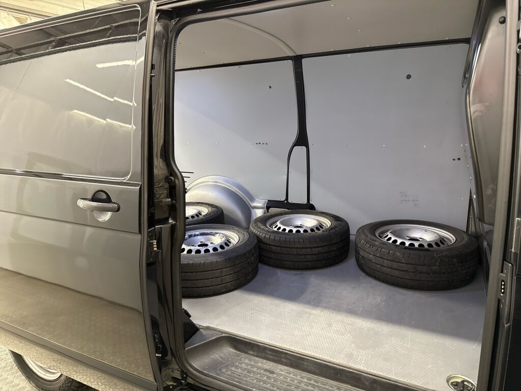 Volkswagen Transporter 2018 Musta