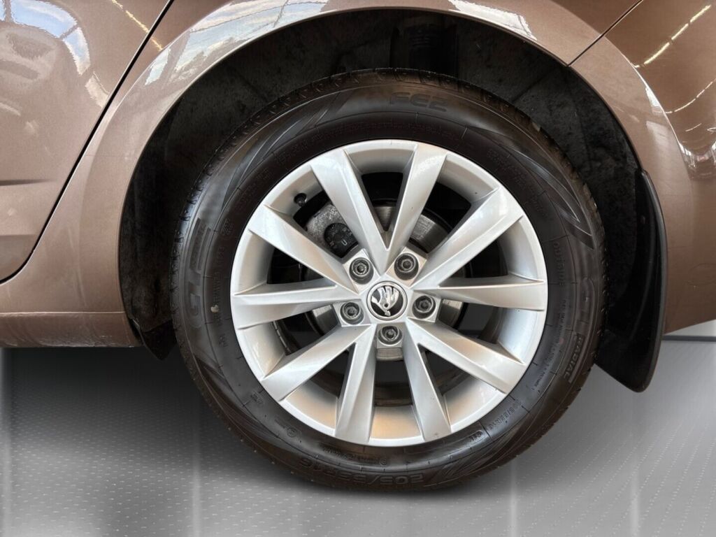 Skoda Octavia 2018 Ruskea (beige)
