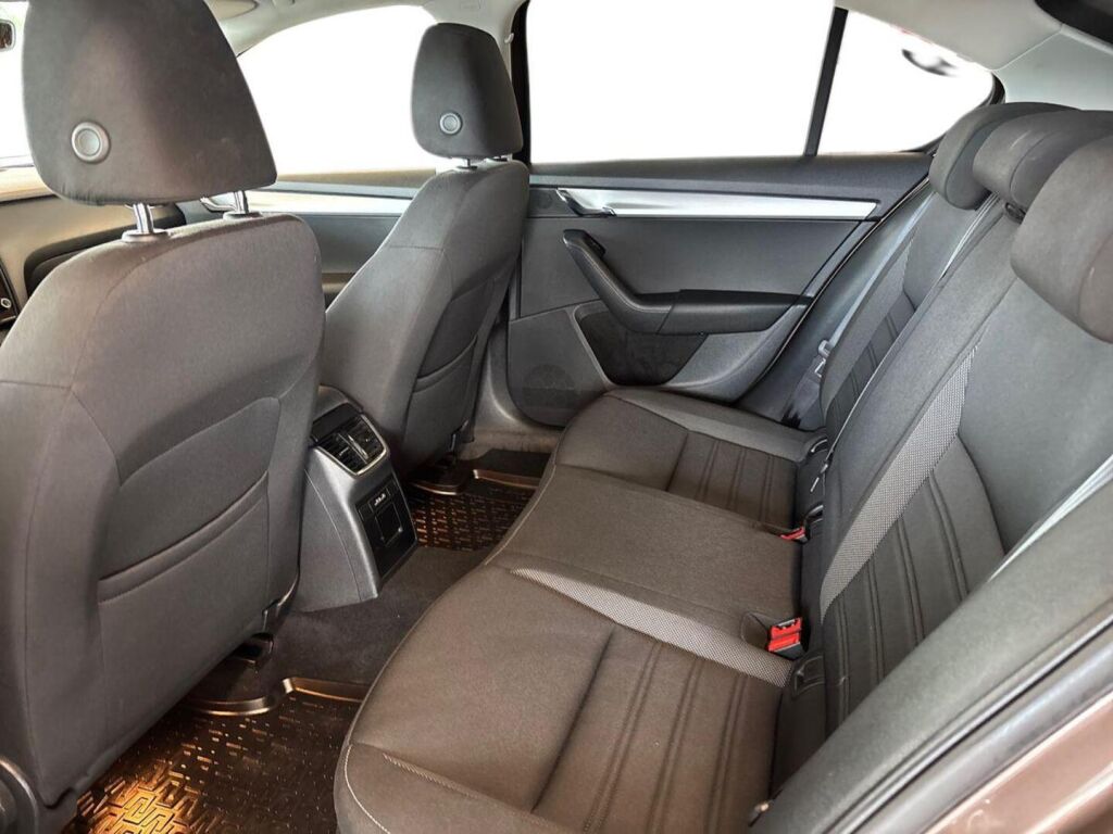 Skoda Octavia 2018 Ruskea (beige)
