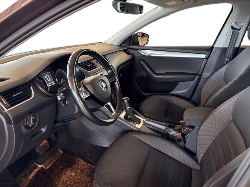 Skoda Octavia 2018 Ruskea (beige)
