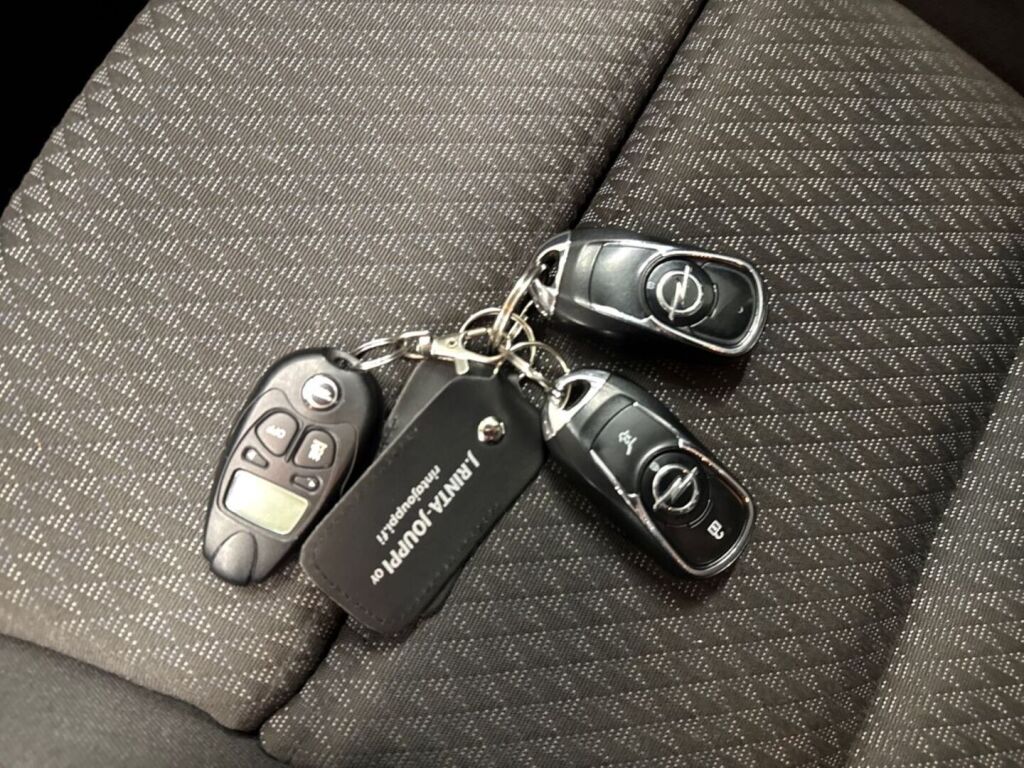 Opel Astra 2018 Musta