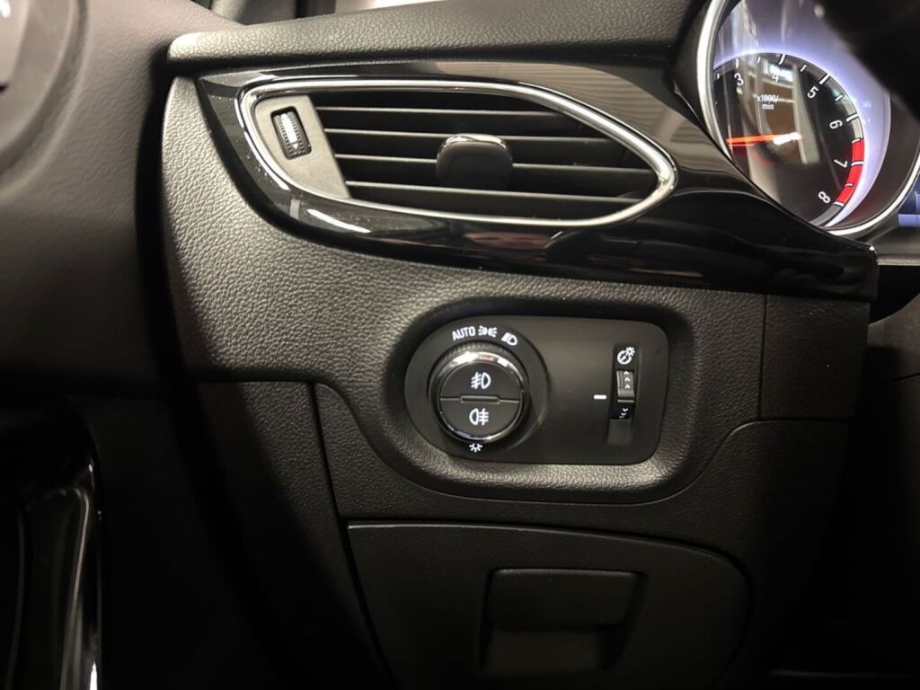 Opel Astra 2018 Musta