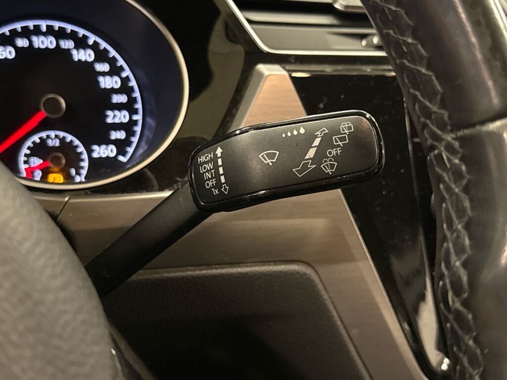 Volkswagen Touran 2018 Valkoinen