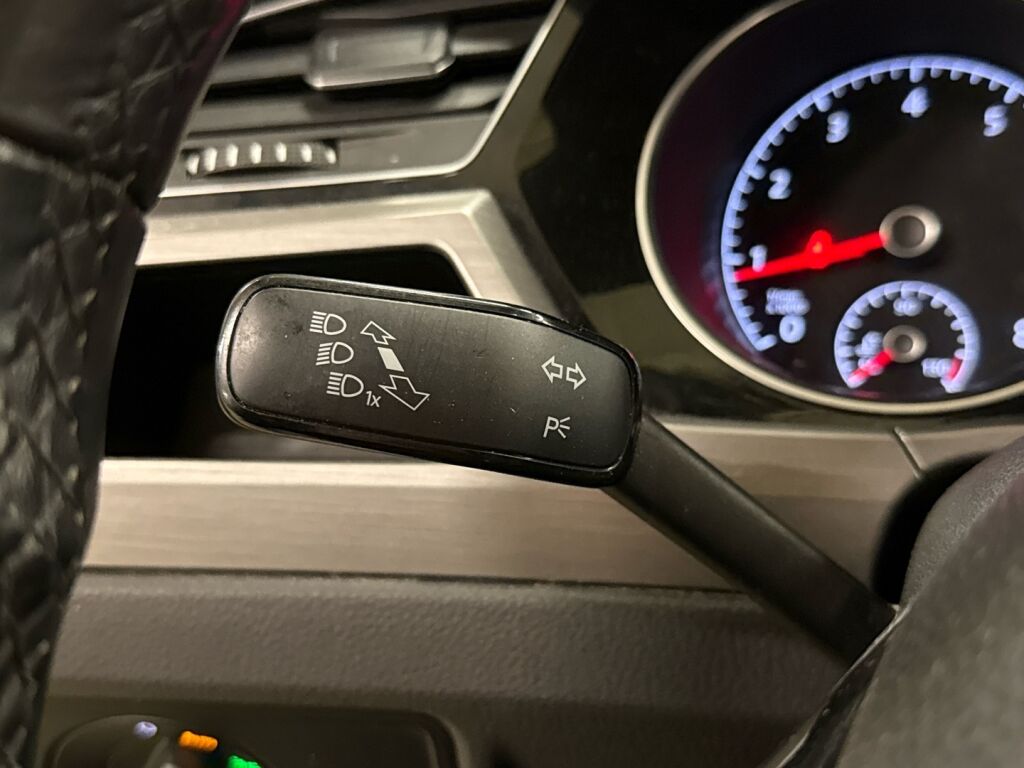 Volkswagen Touran 2018 Valkoinen