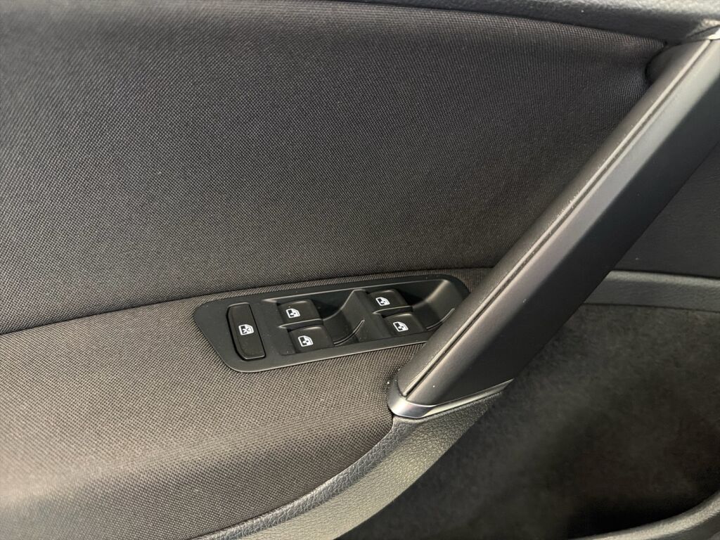 Volkswagen Golf 2018 Valkoinen