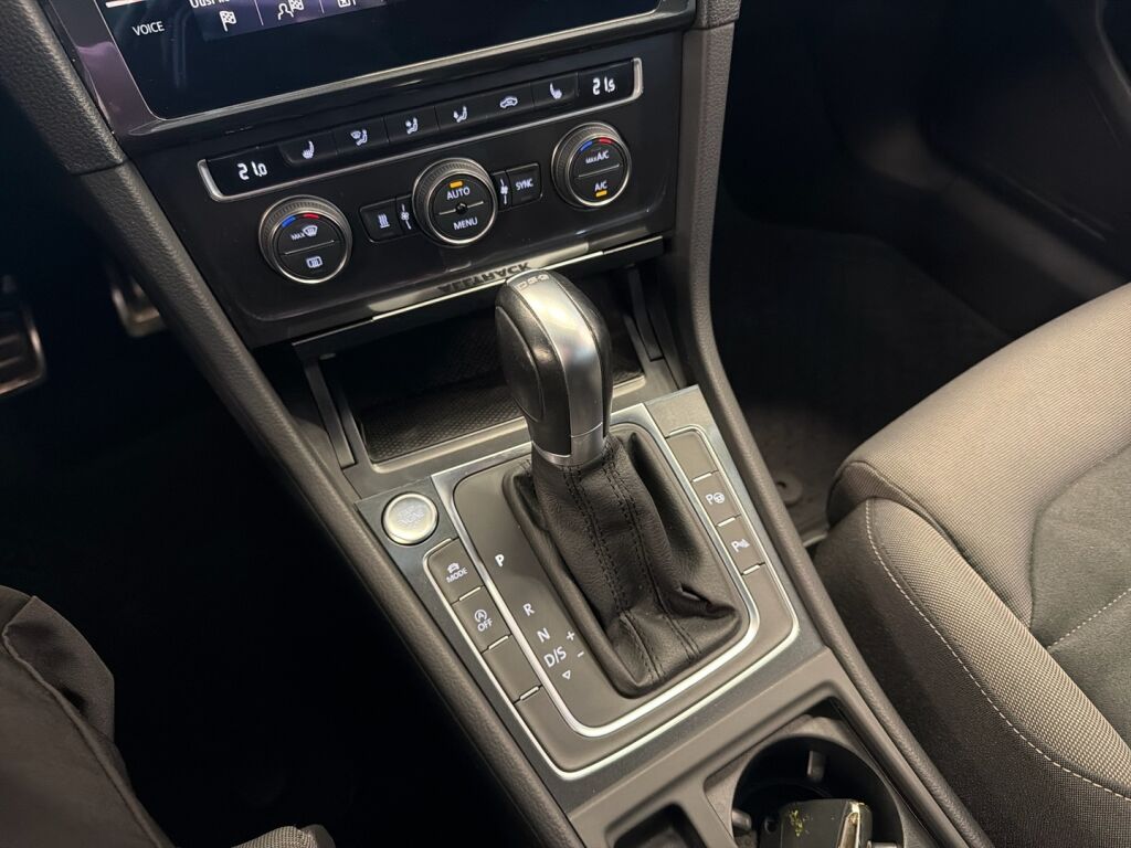 Volkswagen Golf 2018 Valkoinen