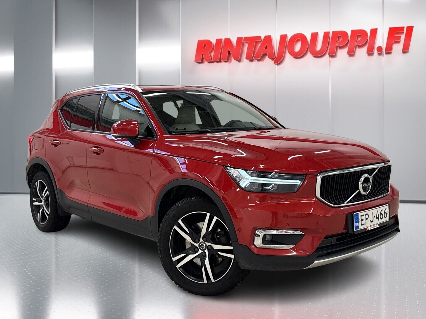 Punainen Volvo XC40