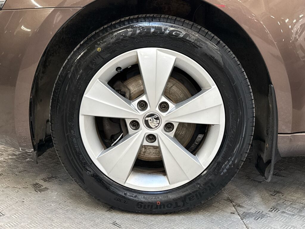 Skoda Octavia 2018 Ruskea (beige)