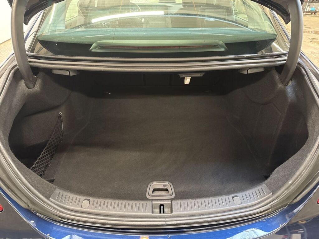 Mercedes-Benz E 2018 Sininen