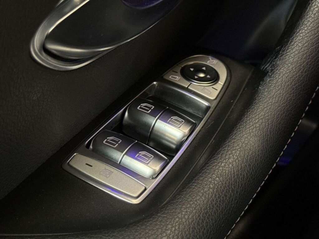 Mercedes-Benz E 2018 Sininen