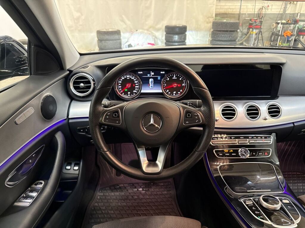 Mercedes-Benz E 2018 Sininen