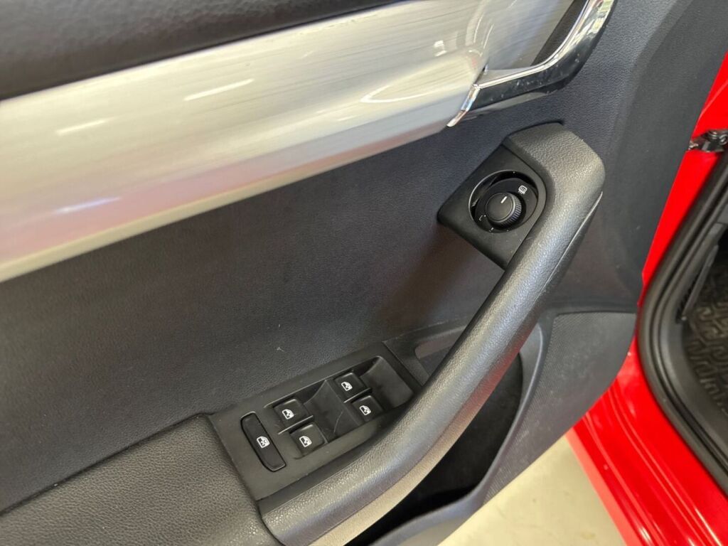 Skoda Octavia 2018 Punainen