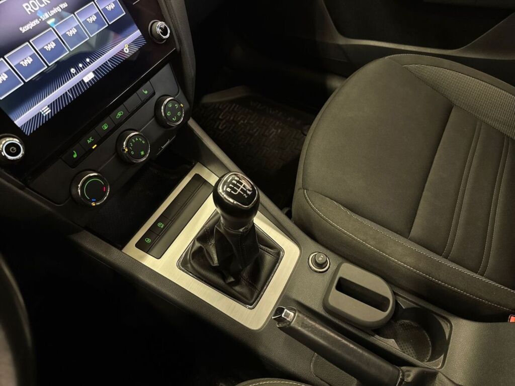 Skoda Octavia 2018 Punainen