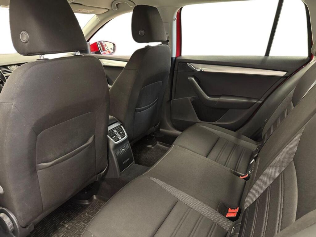 Skoda Octavia 2018 Punainen