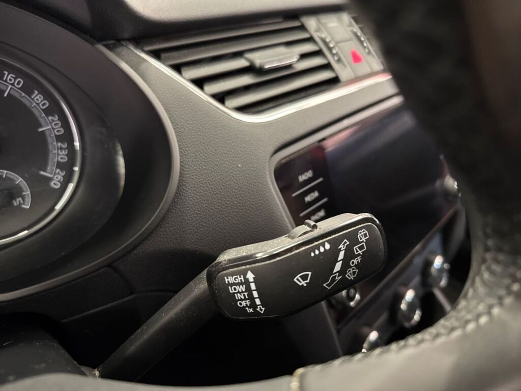 Skoda Octavia 2018 Punainen