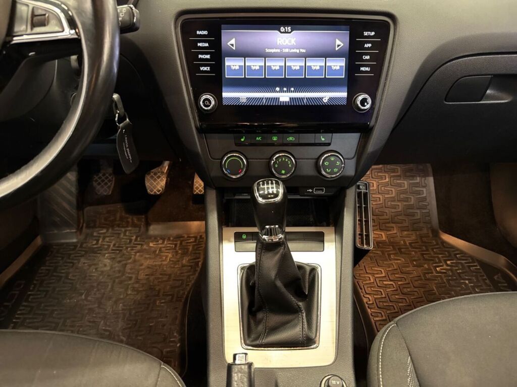 Skoda Octavia 2018 Punainen