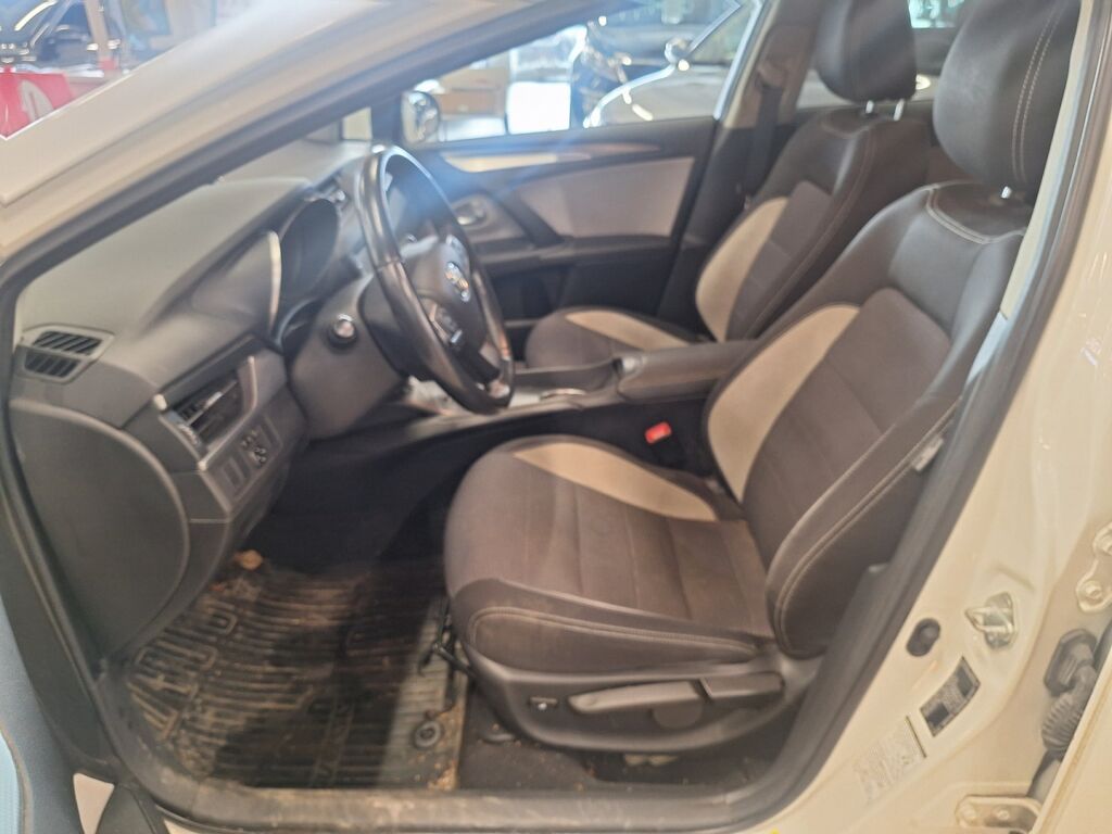 Toyota Avensis 2018 Valkoinen