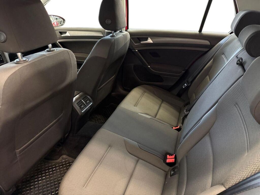Volkswagen Golf 2018 Punainen