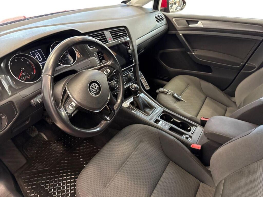 Volkswagen Golf 2018 Punainen