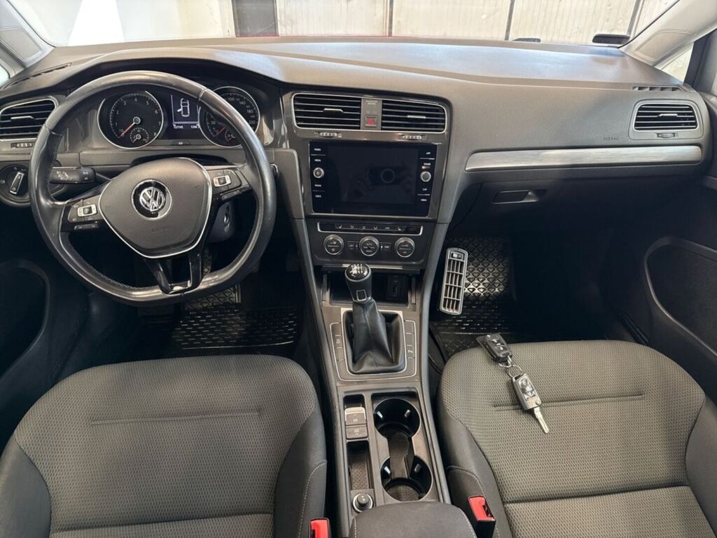 Volkswagen Golf 2018 Punainen