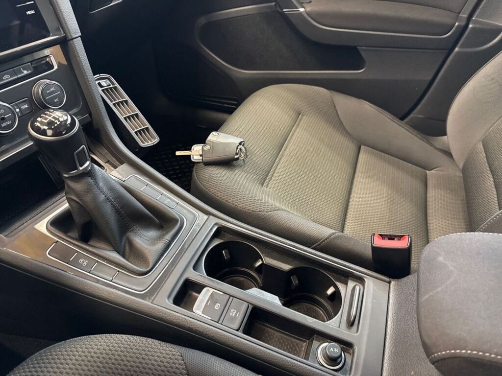 Volkswagen Golf 2018 Punainen