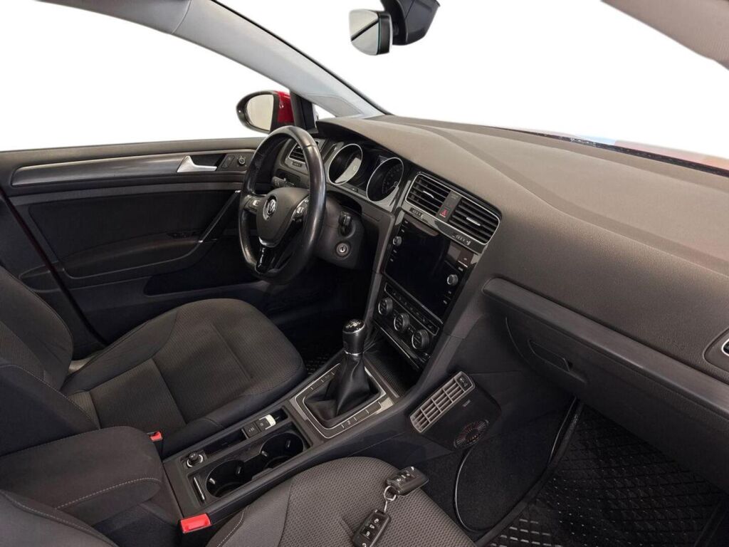 Volkswagen Golf 2018 Punainen