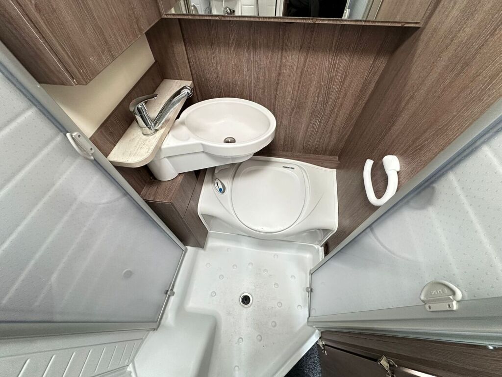 Bürstner IC Line T 569 2017 Valkoinen