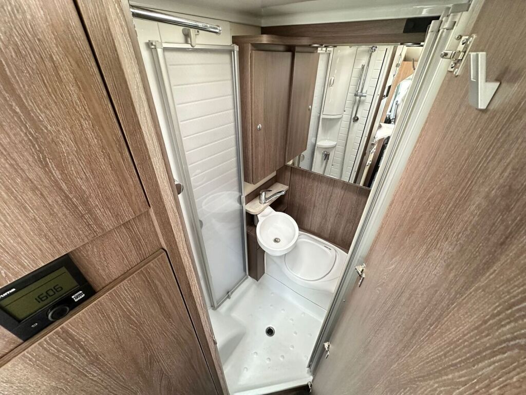 Bürstner IC Line T 569 2017 Valkoinen