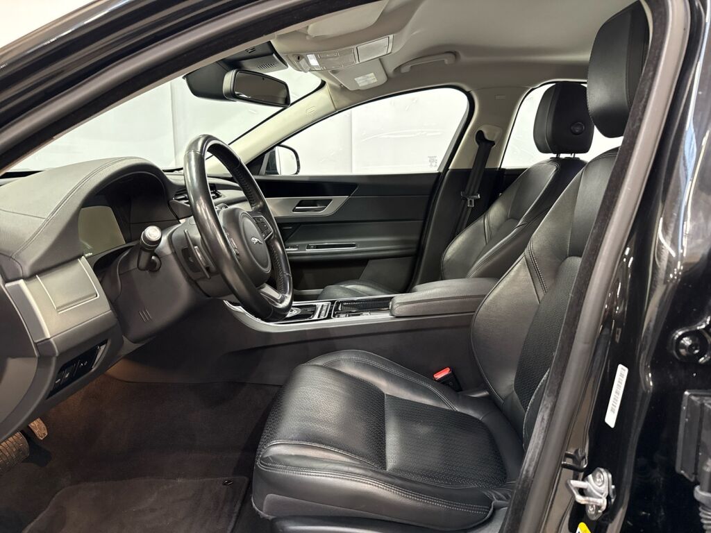 Jaguar XF 2016 Musta