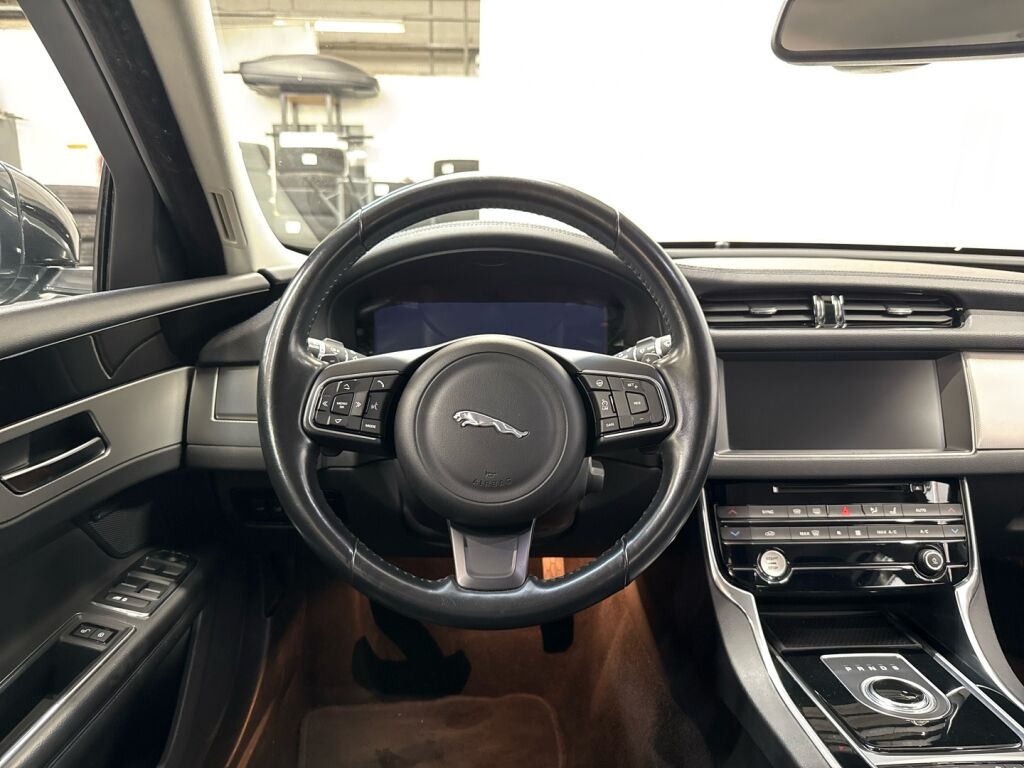 Jaguar XF 2016 Musta