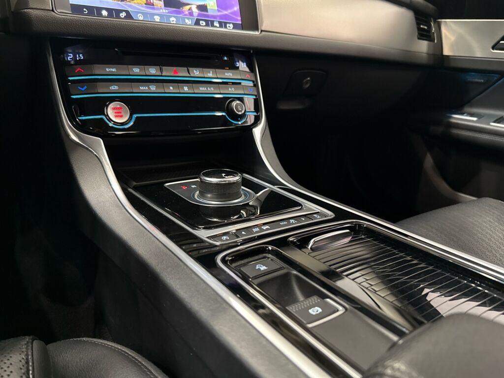 Jaguar XF 2016 Musta