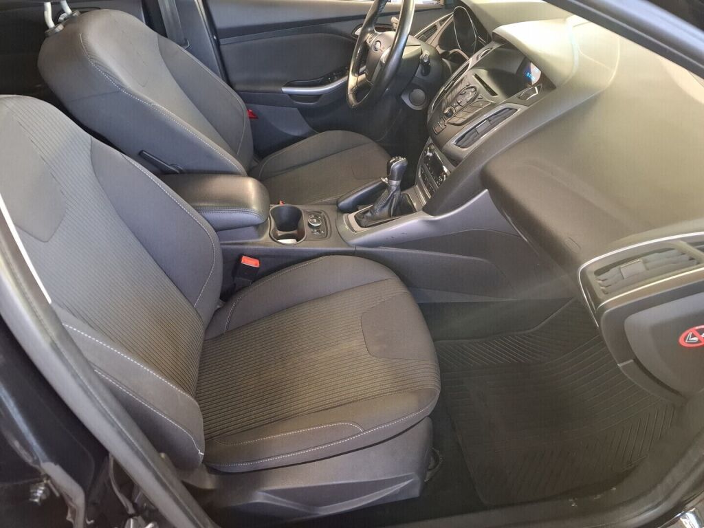 Ford Focus 2013 Musta