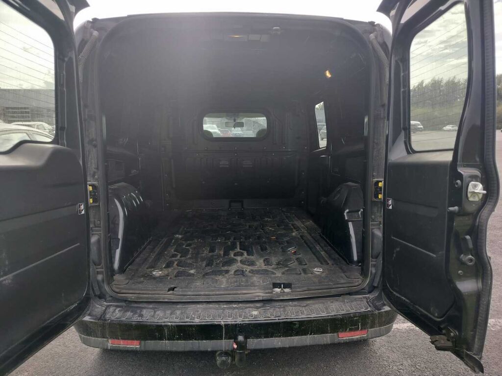 Opel Combo 2018 Musta