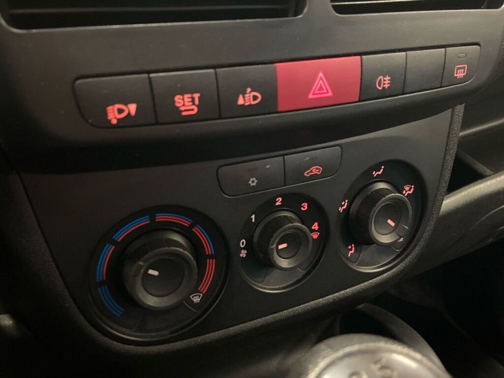 Opel Combo 2018 Musta