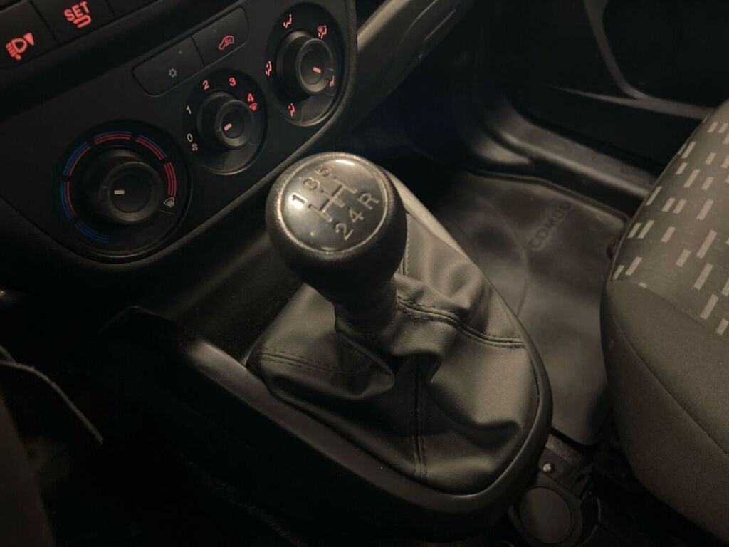 Opel Combo 2018 Musta