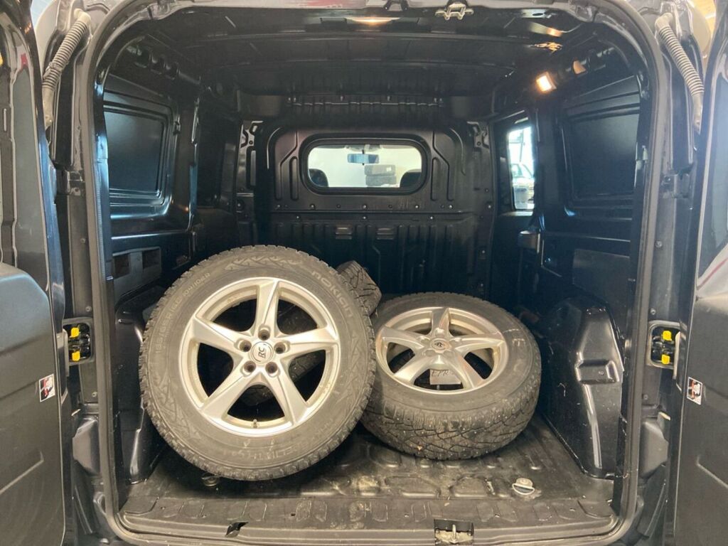 Opel Combo 2018 Musta