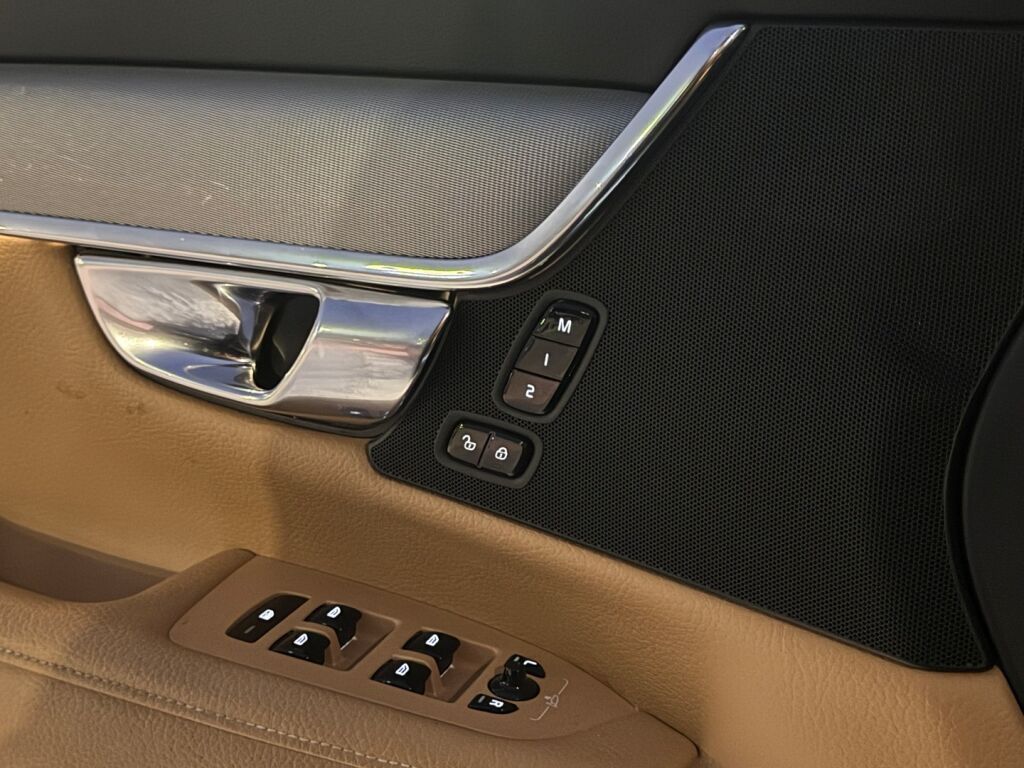 Volvo V90 2018 Musta