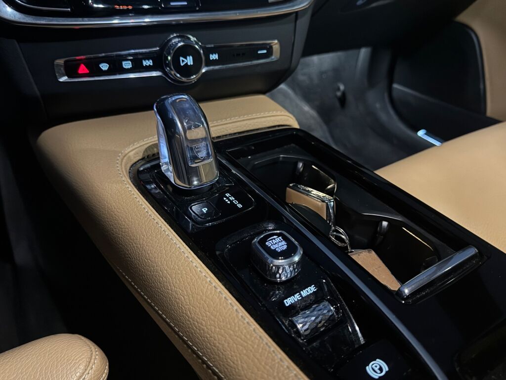 Volvo V90 2018 Musta