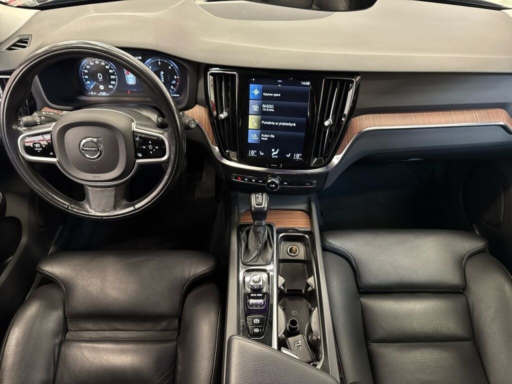 Volvo V60 2018 Musta