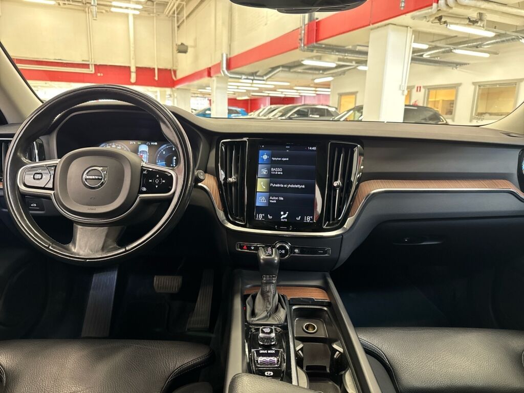 Volvo V60 2018 Musta