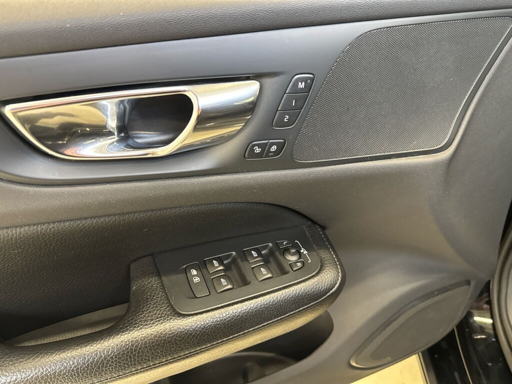 Volvo V60 2018 Musta