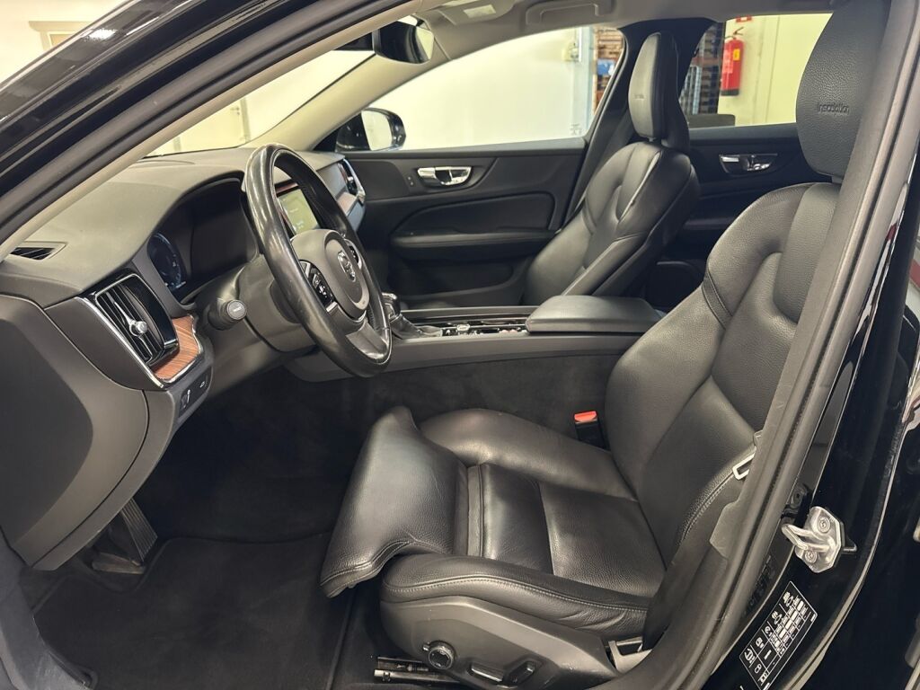 Volvo V60 2018 Musta