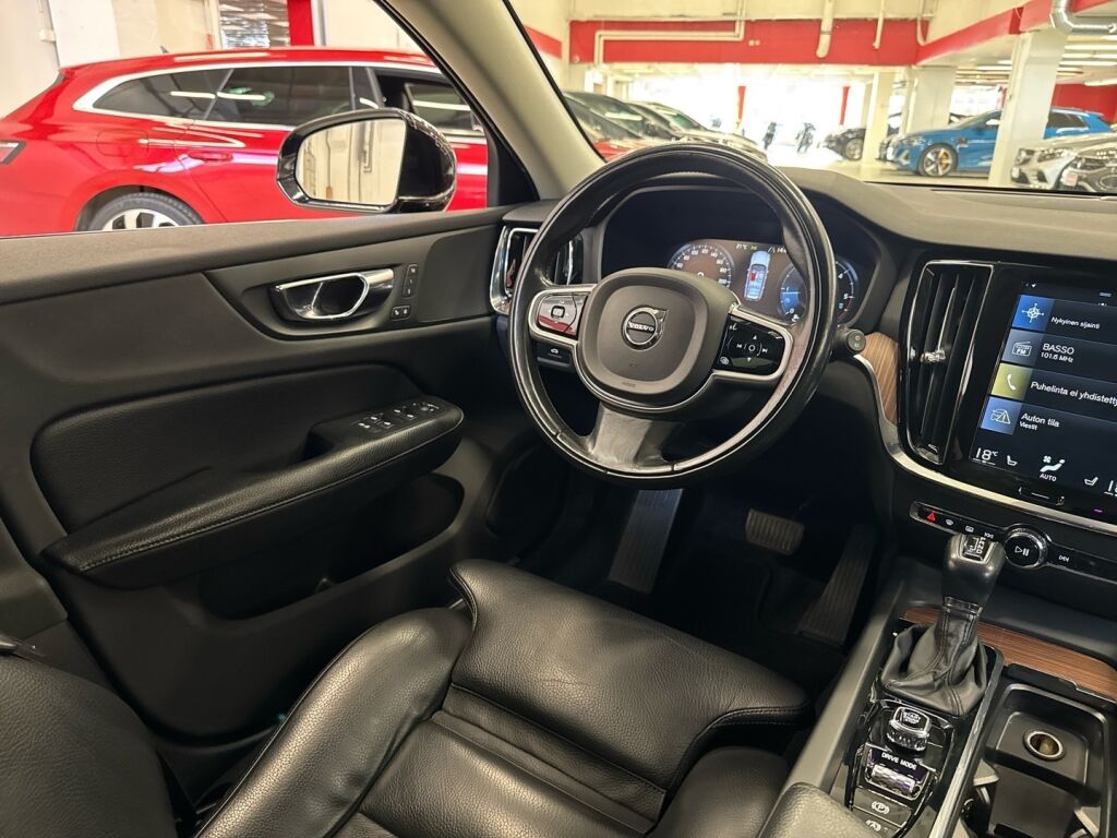 Volvo V60 2018 Musta