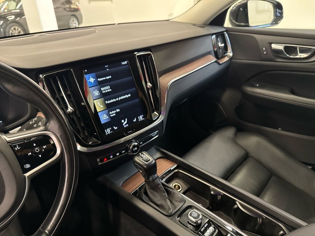 Volvo V60 2018 Musta