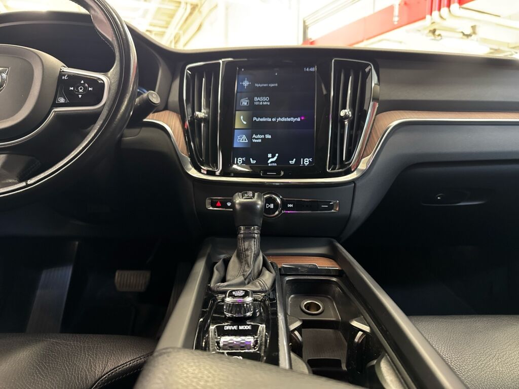 Volvo V60 2018 Musta